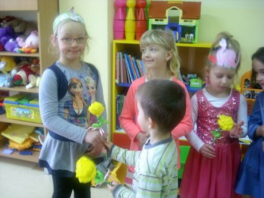 Grafika #1: ŚWIETO DZIEWCZYNEK