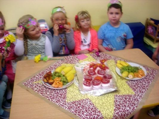 Grafika #4: ŚWIETO DZIEWCZYNEK