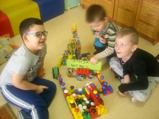 Grafika #7: CZAS JAK RZEKA PŁYNIE …