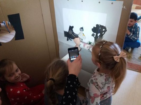 Grafika #3: Teatrzyk cieni pt. "Czerwony Kapturek"