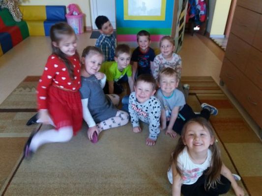 Grafika #1: Teatrzyk cieni pt. "Czerwony Kapturek"