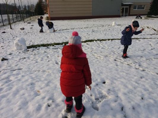 Grafika #2: Pierwszy śnieg = pierwsze bałwany