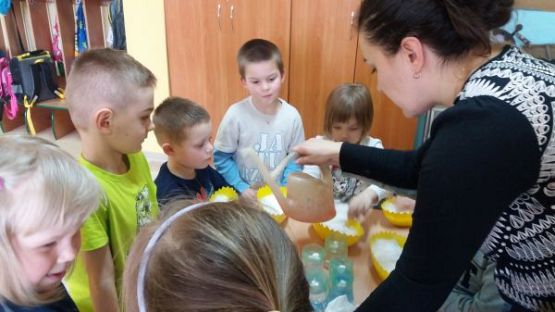 Grafika #1: Wiosna budzi zieleń