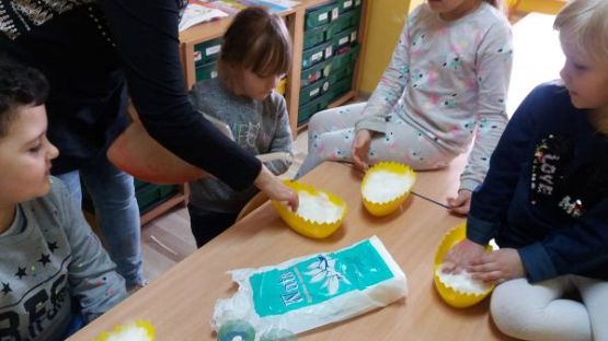 Grafika #2: Wiosna budzi zieleń