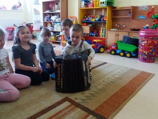 Grafika #17: "W naszym pokoju pełno muzyki jest" - tydzień z muzyką