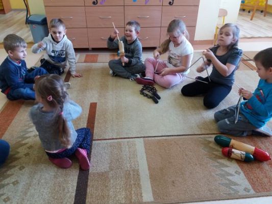 Grafika #20: "W naszym pokoju pełno muzyki jest" - tydzień z muzyką