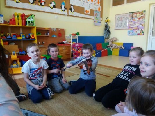 Grafika #4: "W naszym pokoju pełno muzyki jest" - tydzień z muzyką