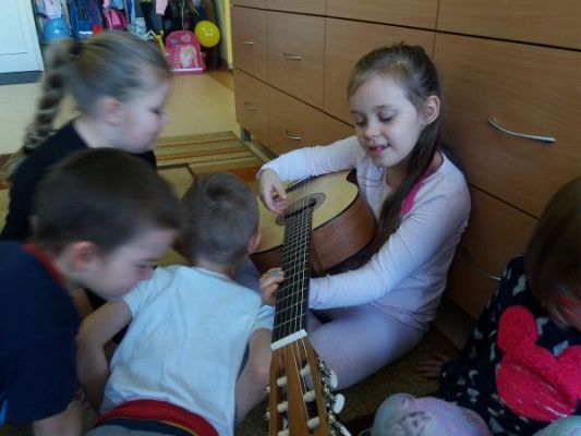 Grafika #7: "W naszym pokoju pełno muzyki jest" - tydzień z muzyką