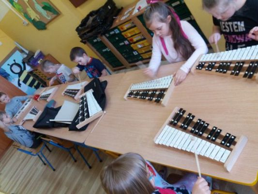 Grafika #12: "W naszym pokoju pełno muzyki jest" - tydzień z muzyką