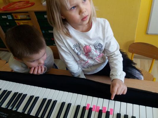 Grafika #27: "W naszym pokoju pełno muzyki jest" - tydzień z muzyką