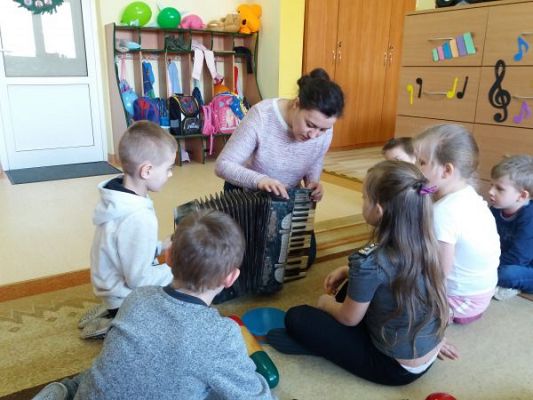 Grafika #16: "W naszym pokoju pełno muzyki jest" - tydzień z muzyką