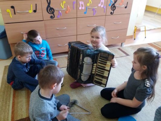 Grafika #18: "W naszym pokoju pełno muzyki jest" - tydzień z muzyką