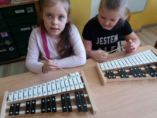 Grafika #13: "W naszym pokoju pełno muzyki jest" - tydzień z muzyką