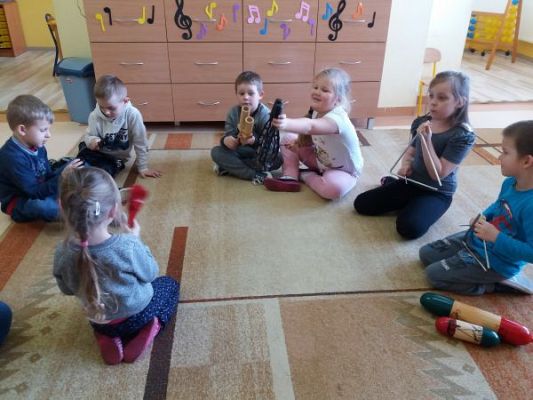 Grafika #19: "W naszym pokoju pełno muzyki jest" - tydzień z muzyką