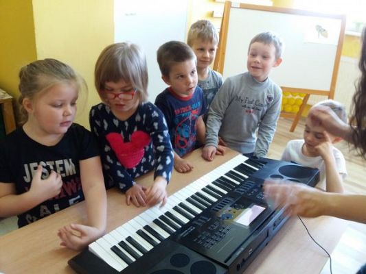 Grafika #10: "W naszym pokoju pełno muzyki jest" - tydzień z muzyką