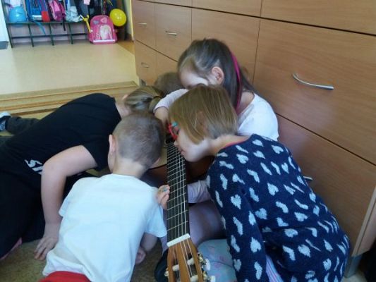 Grafika #8: "W naszym pokoju pełno muzyki jest" - tydzień z muzyką