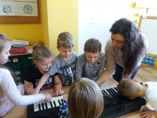 Grafika #9: "W naszym pokoju pełno muzyki jest" - tydzień z muzyką