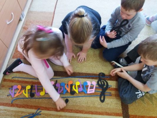 Grafika #1: "W naszym pokoju pełno muzyki jest" - tydzień z muzyką