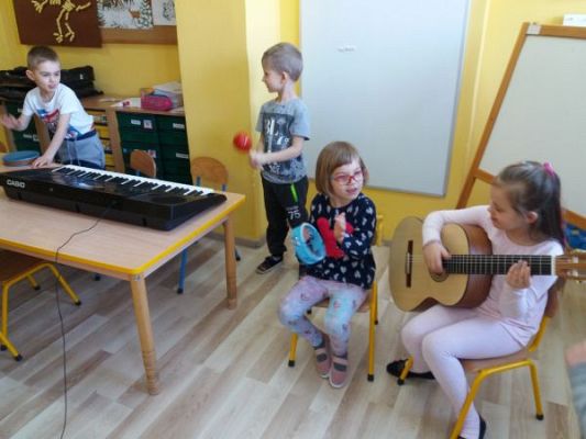 Grafika #11: "W naszym pokoju pełno muzyki jest" - tydzień z muzyką