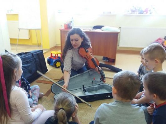 Grafika #2: "W naszym pokoju pełno muzyki jest" - tydzień z muzyką