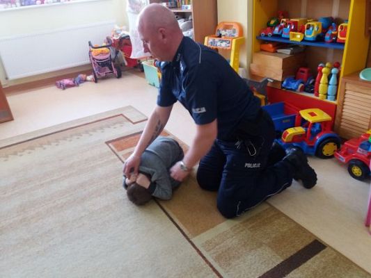 Grafika #2: Wizyta policjanta w przedszkolu "Zimą bezpiecznie"