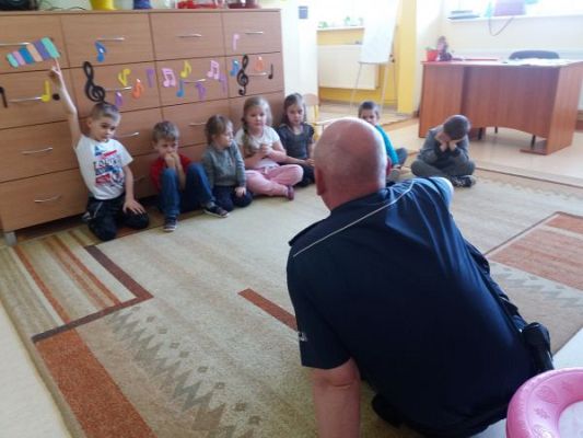 Grafika #1: Wizyta policjanta w przedszkolu "Zimą bezpiecznie"