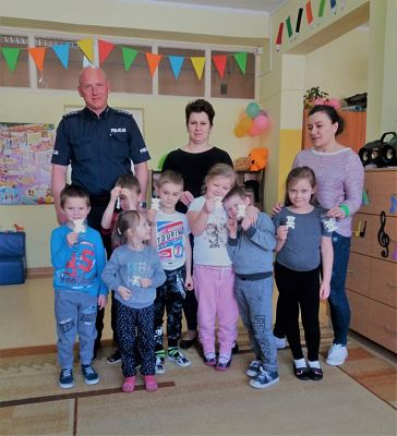 Grafika #0: Wizyta policjanta w przedszkolu "Zimą bezpiecznie"