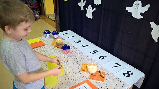 Grafika #4: Wróżby andrzejkowe w przedszkolu