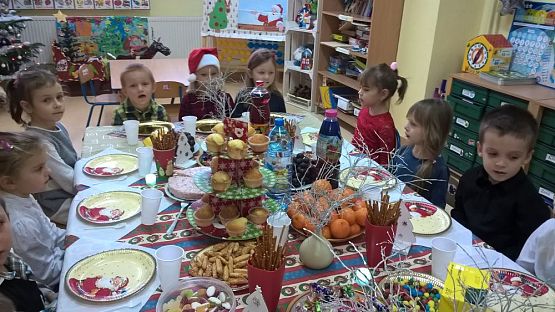 Grafika #0: Wigilijny poczęstunek w zerówce