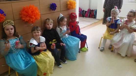 Grafika #6: "W karnawale modne bale"