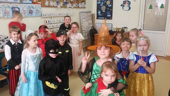 Grafika #7: "W karnawale modne bale"