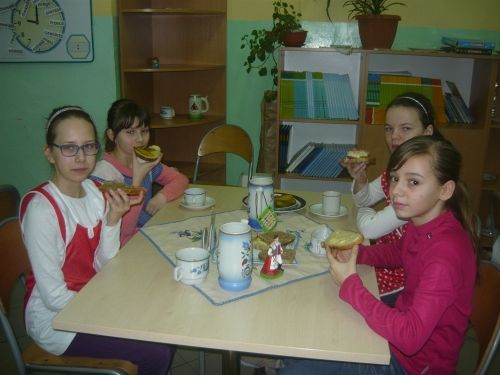 Grafika #8: Klasa piąta poznaje smak kaszubskich kanapek