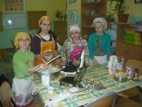 Grafika #0: Klasa czwarta i szósta piecze gofry