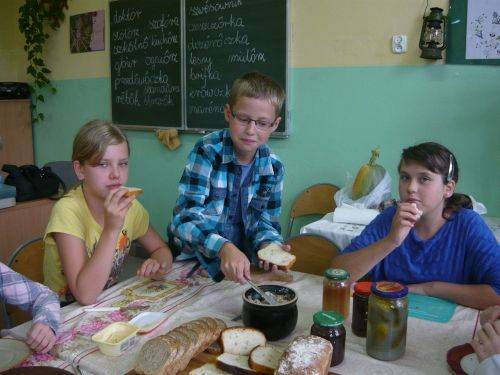 Grafika #2: Kaszubska uczta - swojski chleb ze smalcem i ogórkiem kliszonym