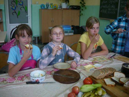 Grafika #3: Kaszubska uczta - swojski chleb ze smalcem i ogórkiem kliszonym