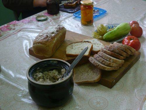 Grafika #5: Kaszubska uczta - swojski chleb ze smalcem i ogórkiem kliszonym