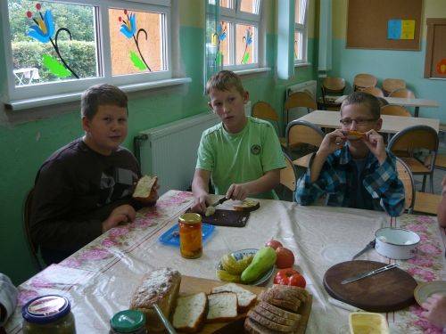 Grafika #1: Kaszubska uczta - swojski chleb ze smalcem i ogórkiem kliszonym