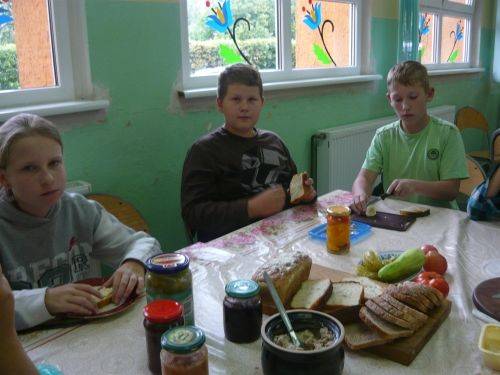 Grafika #0: Kaszubska uczta - swojski chleb ze smalcem i ogórkiem kliszonym