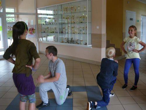 Grafika #1: Taniec ludowy na zajęciach języka kaszubskiego