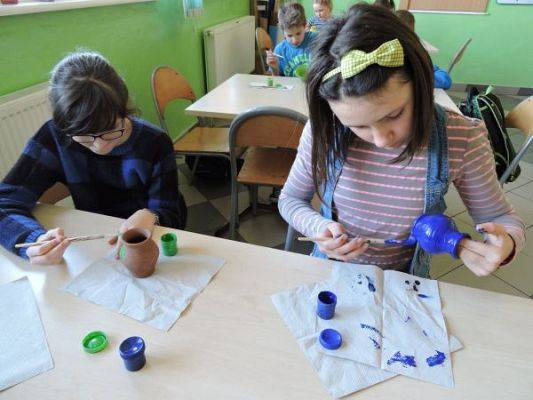 Grafika #9: Malowanie dzbanków glinianych