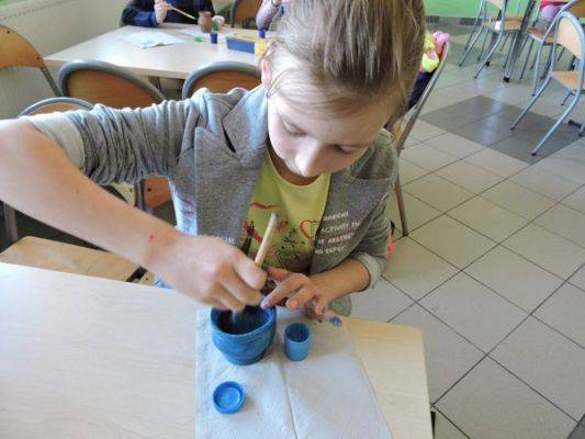 Grafika #7: Malowanie dzbanków glinianych