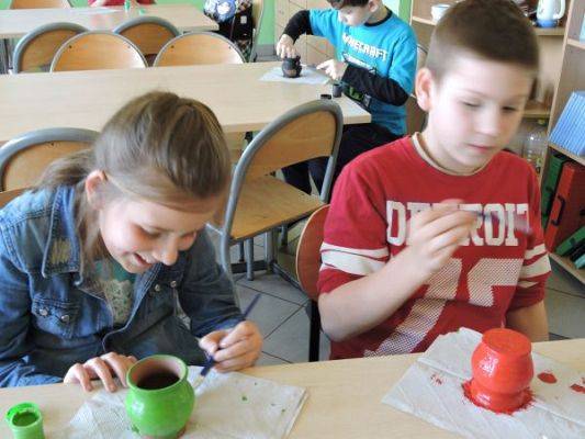 Grafika #10: Malowanie dzbanków glinianych