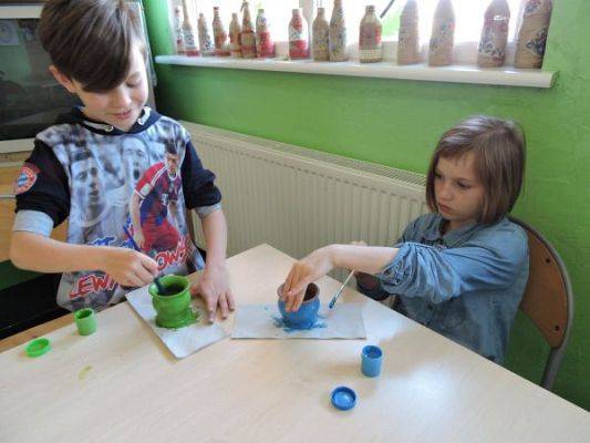 Grafika #8: Malowanie dzbanków glinianych