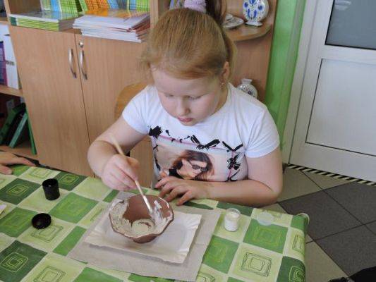 Grafika #0: Malowanie dzbanków glinianych