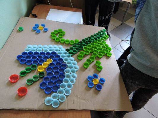 Grafika #4: Obrazy z korków plastikowych