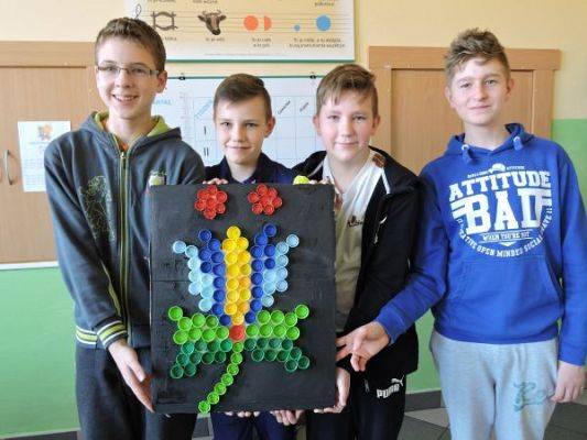 Grafika #9: Obrazy z korków plastikowych