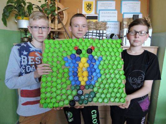 Grafika #8: Obrazy z korków plastikowych