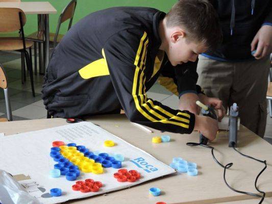 Grafika #2: Obrazy z korków plastikowych