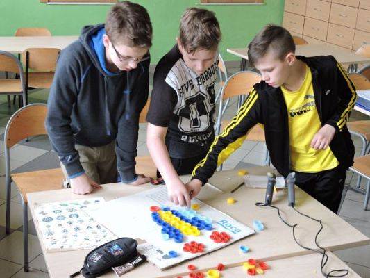 Grafika #3: Obrazy z korków plastikowych