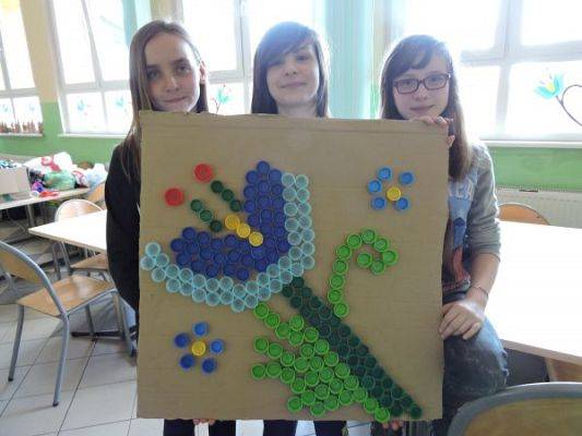 Grafika #7: Obrazy z korków plastikowych